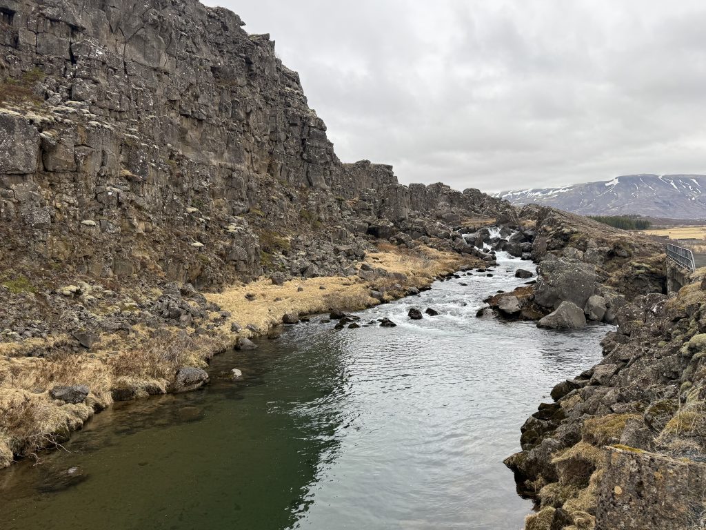 Der Fluss Öxara unterhalb des Wasserfalls. Das Becken "Drekkingarhylur" wurde im 16. und 17. Jahrhundert genutzt, um Frauen durch Ertränken hinzurichten.