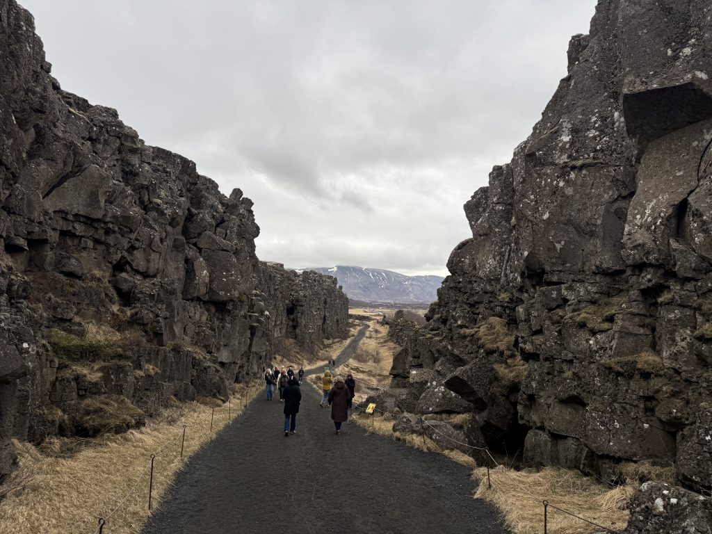 Kurzer Anstieg zum Aussichtspunkt Hakið. Hier hat man vor ein paar Jahren ein kleines Loch im Weg entdeckt und bei näherer Untersuchung eine 10 m tiefe Spalte unter dem Weg entdeckt. Dies wurde freigelegt und der Weg durch eine Brücke ersetzt.