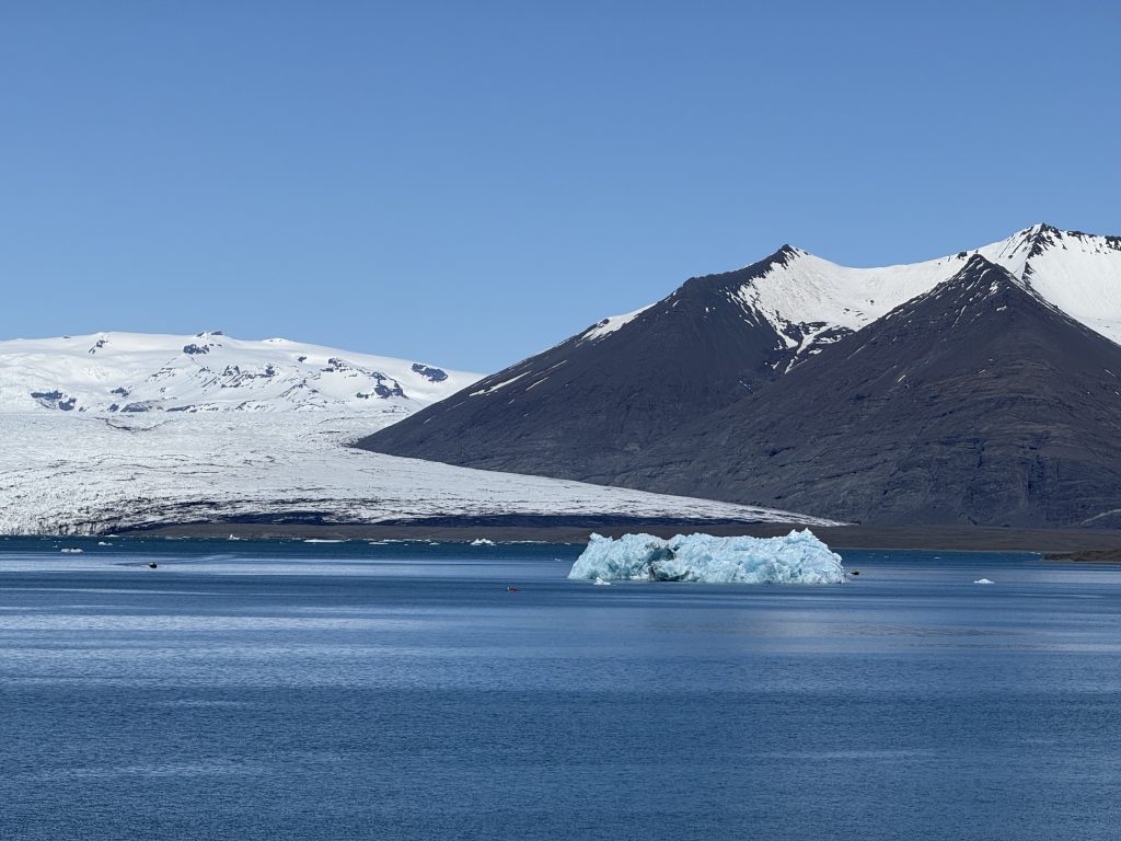 Ein etwas größerer Eisberg, der aber in der Lagune gefangen ist, bis er klein genug zerfallen und geschmolzen ist, um durch den Kanal ins Meer zu passen