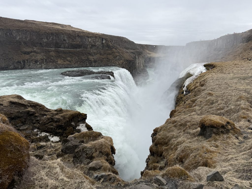 Die untere Stufe des Gullfoss und die bis zu 70 m tiefe Schlucht