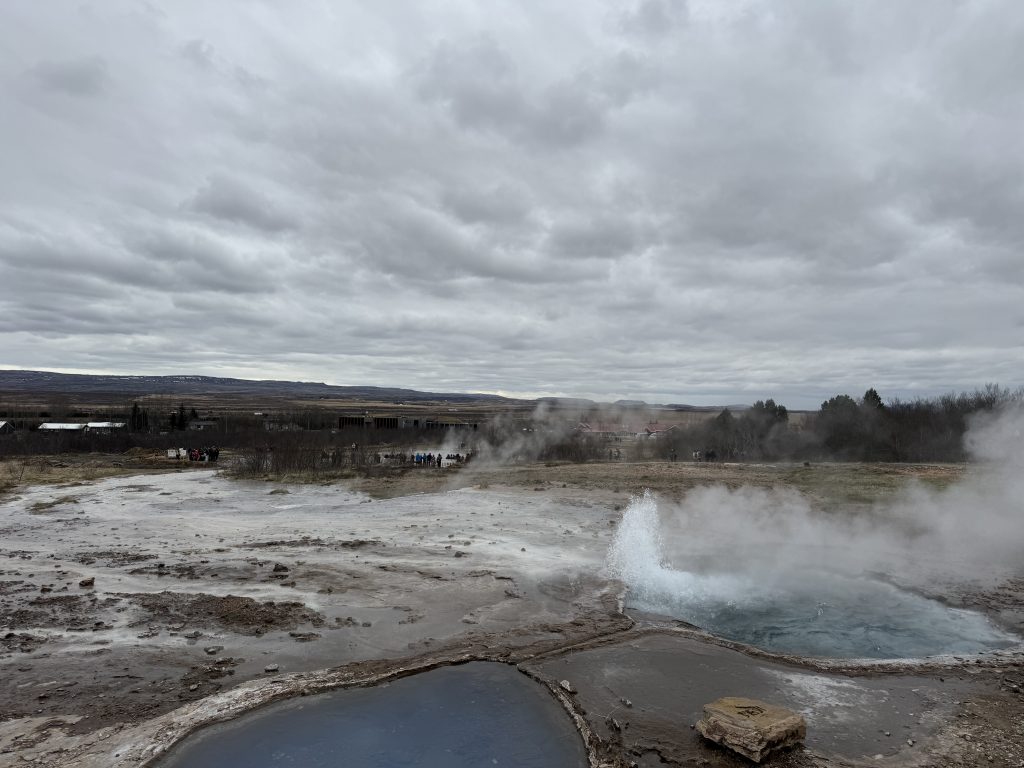 Blesi im Vordergrund, Strokkur im Hintergrund