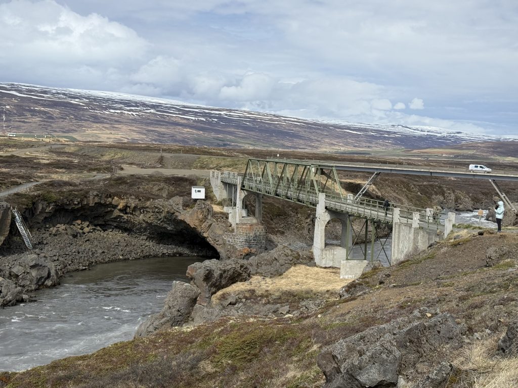 Die alte Fußgängerbrücke, deren Pfeiler im hinteren Bereich auf der Höhle stehen.