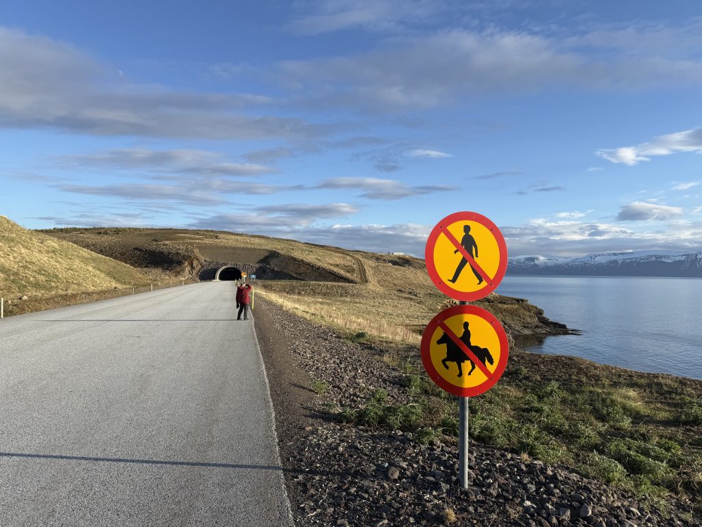 Die Straße vom Hafen in Husavik zum Industriegebiet